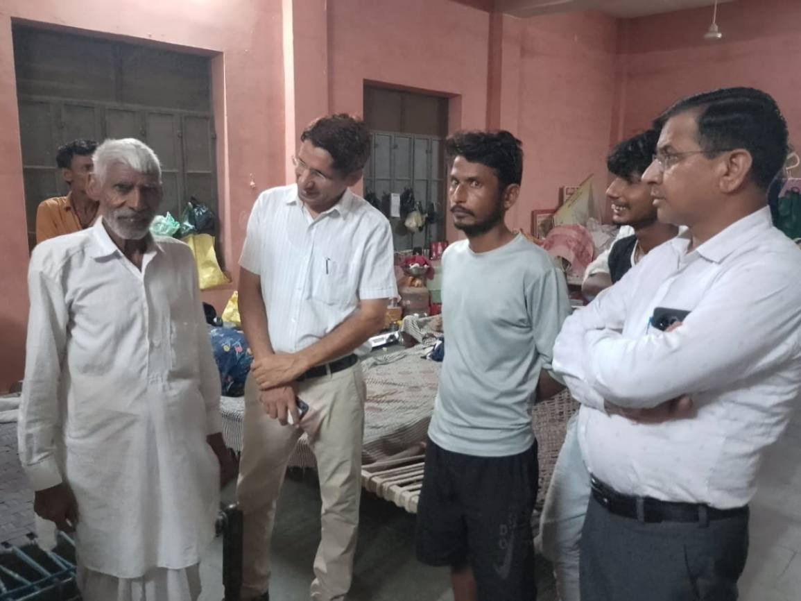 विपदा की घड़ी में हम साथ हैं, मक्कासर के पीड़ितों से बोला प्रशासन